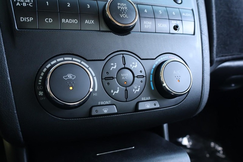 Nissan Altima Sedan Vehicle Full-screen Gallery Image 32