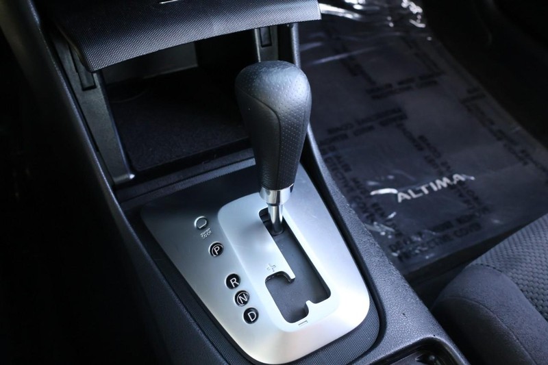 Nissan Altima Sedan Vehicle Full-screen Gallery Image 33