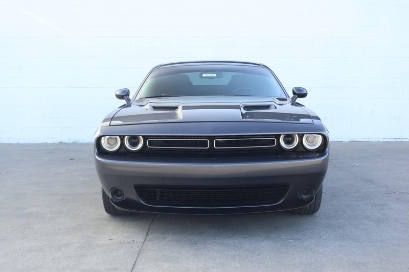 Dodge Challenger Vehicle Full-screen Gallery Image 02