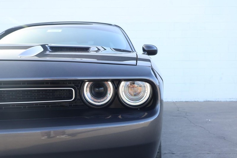 Dodge Challenger Vehicle Full-screen Gallery Image 03
