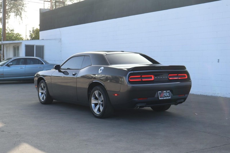 Dodge Challenger Vehicle Full-screen Gallery Image 09