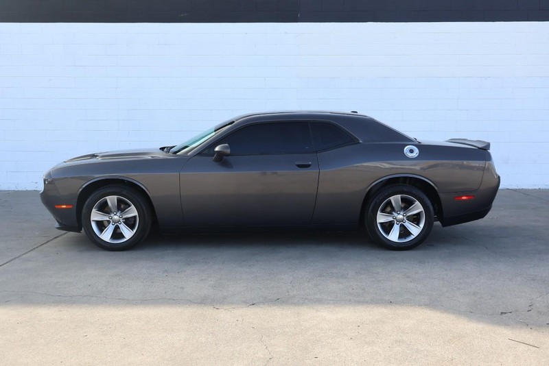 Dodge Challenger Vehicle Full-screen Gallery Image 10