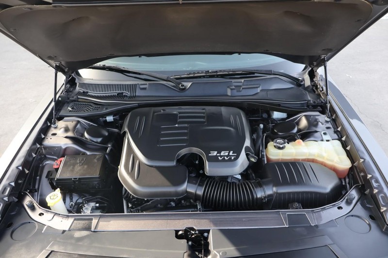 Dodge Challenger Vehicle Full-screen Gallery Image 12