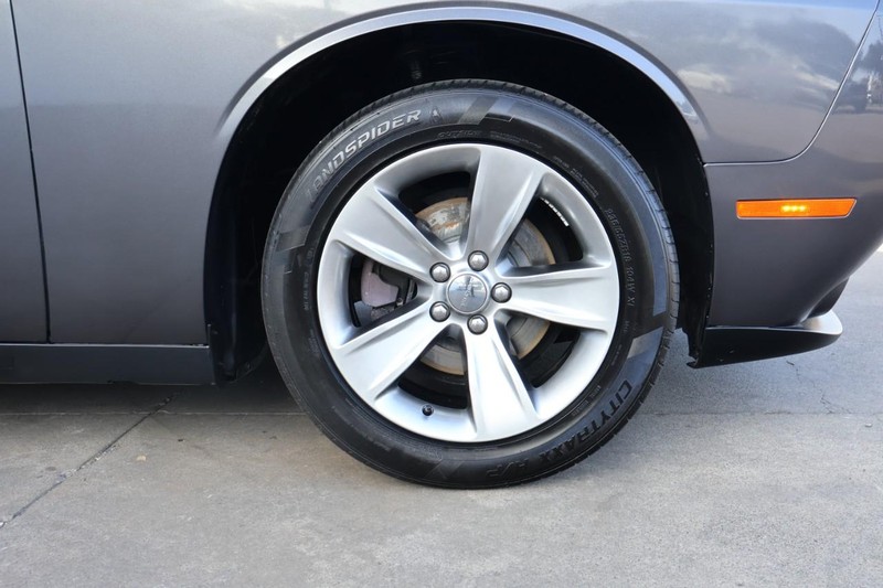 Dodge Challenger Vehicle Full-screen Gallery Image 13