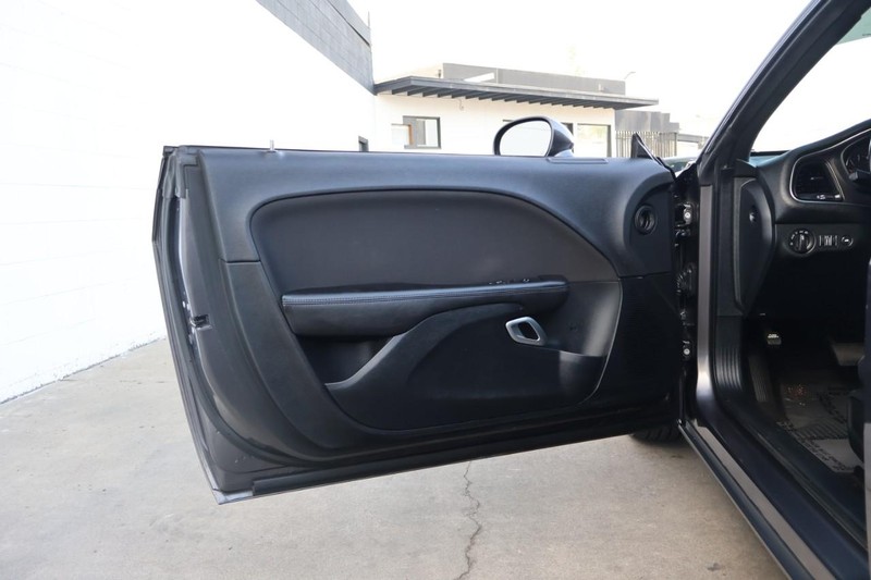 Dodge Challenger Vehicle Full-screen Gallery Image 14