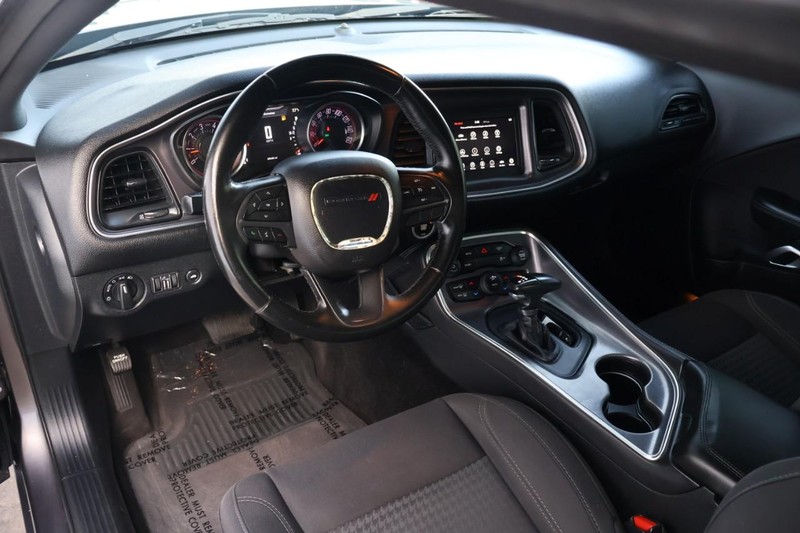 Dodge Challenger Vehicle Full-screen Gallery Image 15