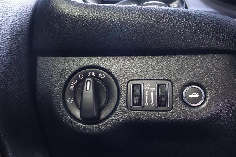 Dodge Challenger Vehicle Full-screen Gallery Image 16