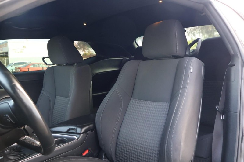 Dodge Challenger Vehicle Full-screen Gallery Image 18