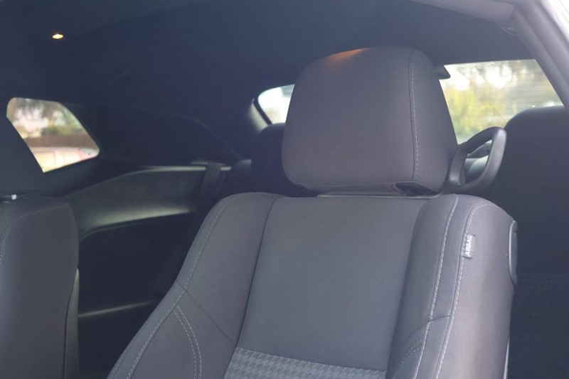 Dodge Challenger Vehicle Full-screen Gallery Image 19