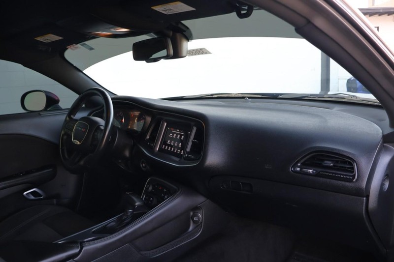 Dodge Challenger Vehicle Full-screen Gallery Image 20