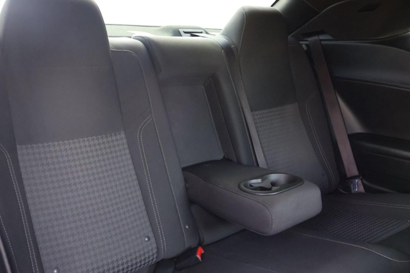 Dodge Challenger Vehicle Full-screen Gallery Image 22