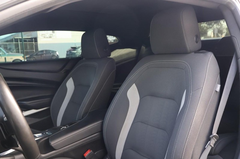 Chevrolet Camaro Vehicle Full-screen Gallery Image 18