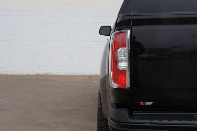 GMC Canyon Vehicle Full-screen Gallery Image 07