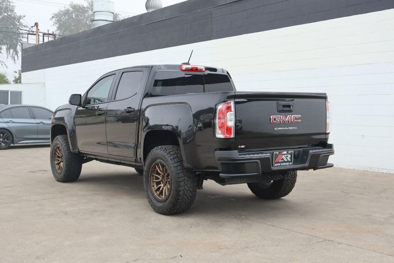 GMC Canyon Vehicle Full-screen Gallery Image 11