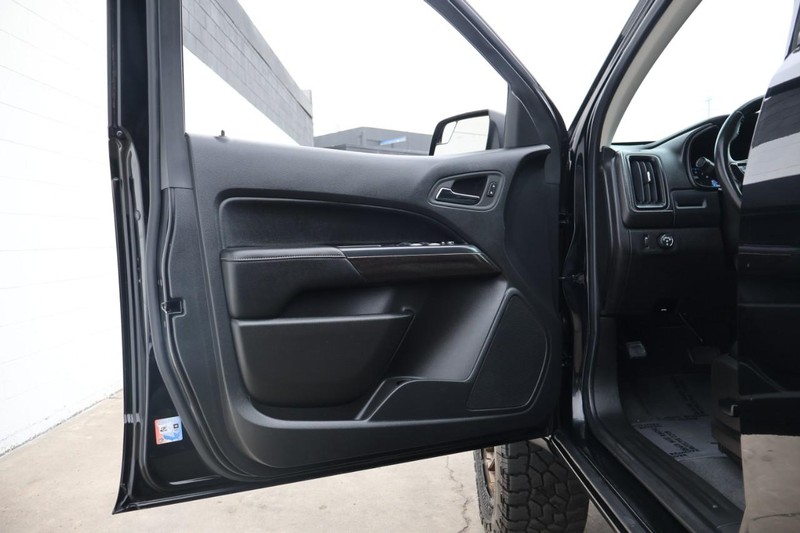 GMC Canyon Vehicle Full-screen Gallery Image 16