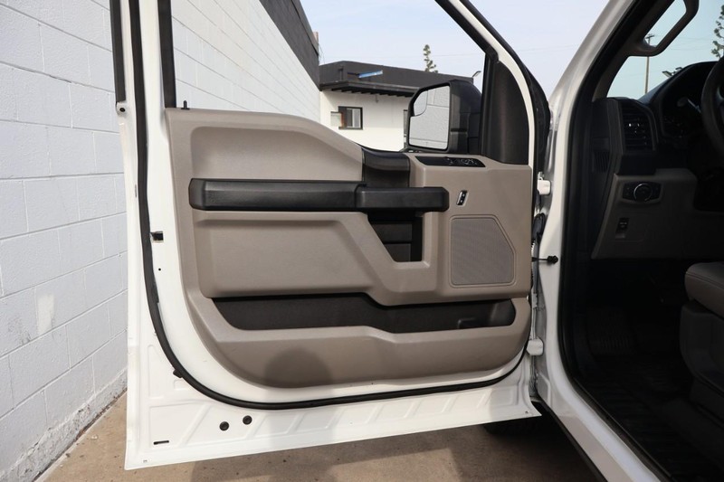 Ford F-150 Vehicle Full-screen Gallery Image 14