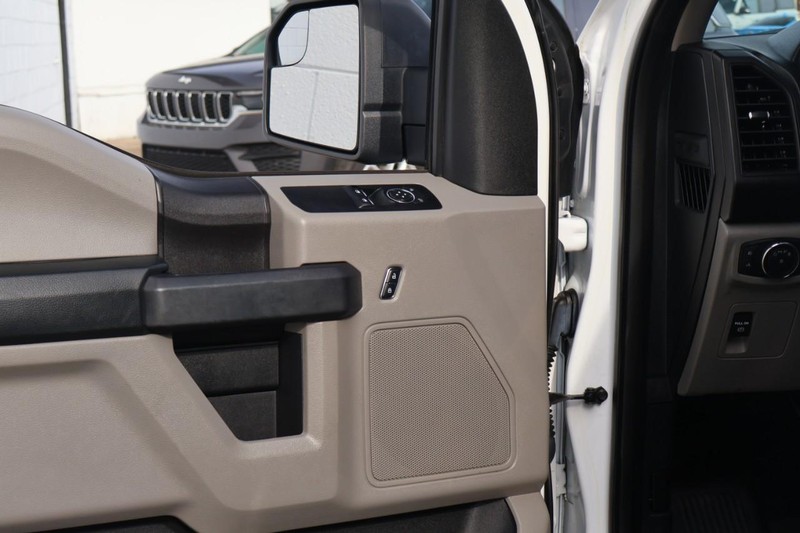 Ford F-150 Vehicle Full-screen Gallery Image 15