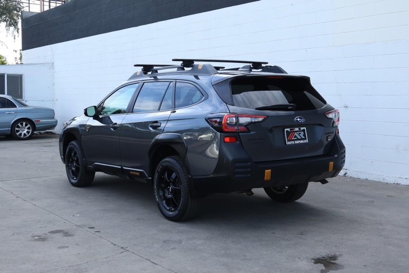 Subaru Outback Vehicle Full-screen Gallery Image 10