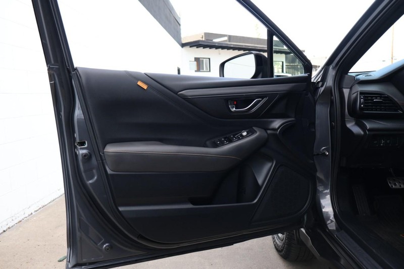 Subaru Outback Vehicle Full-screen Gallery Image 16