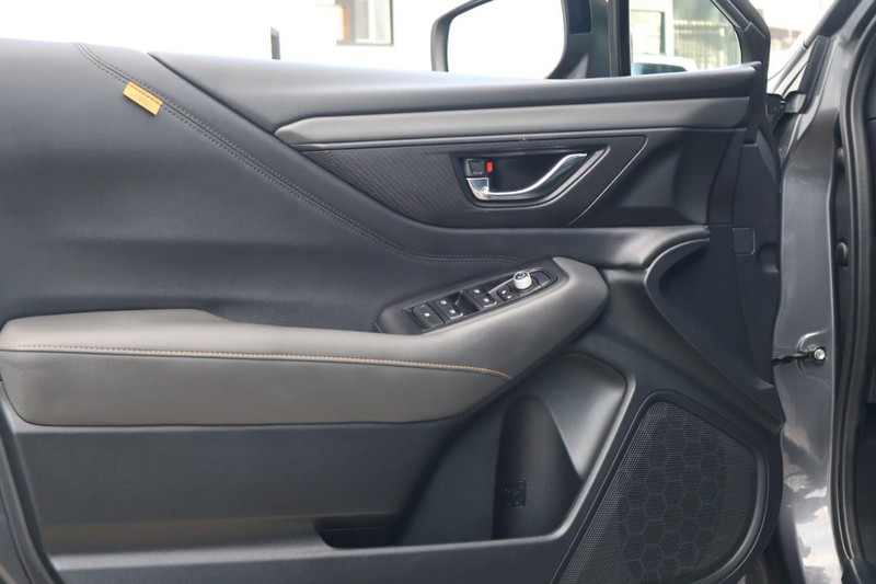 Subaru Outback Vehicle Full-screen Gallery Image 17