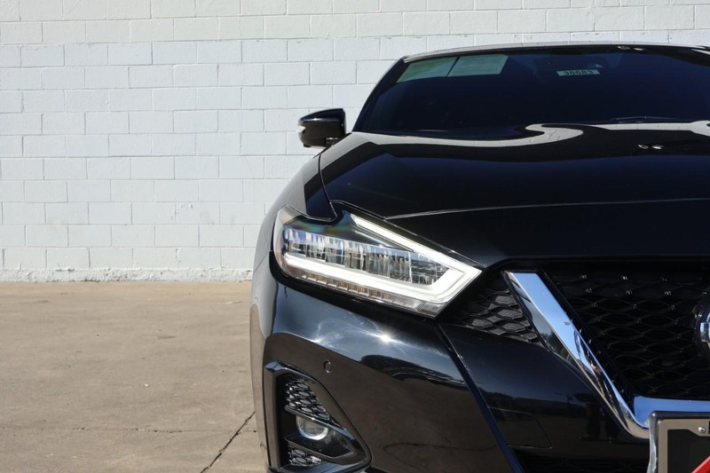 Nissan Maxima Vehicle Full-screen Gallery Image 03