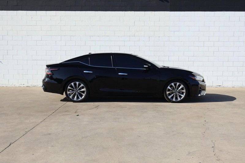 Nissan Maxima Vehicle Full-screen Gallery Image 04