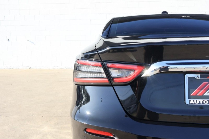 Nissan Maxima Vehicle Full-screen Gallery Image 07