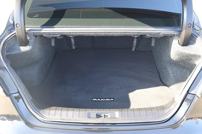 Nissan Maxima Vehicle Full-screen Gallery Image 09