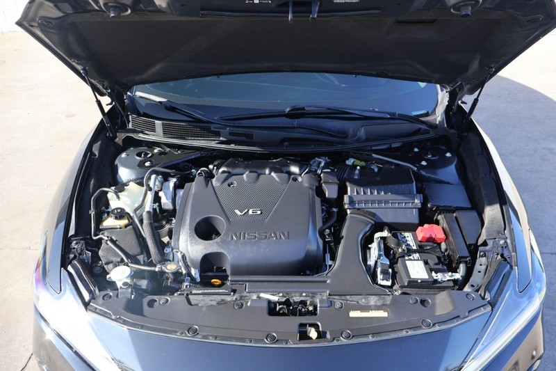 Nissan Maxima Vehicle Full-screen Gallery Image 13