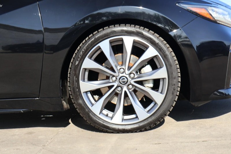 Nissan Maxima Vehicle Full-screen Gallery Image 14