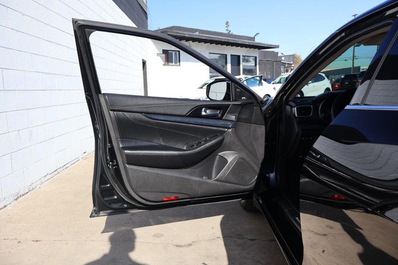 Nissan Maxima Vehicle Full-screen Gallery Image 15