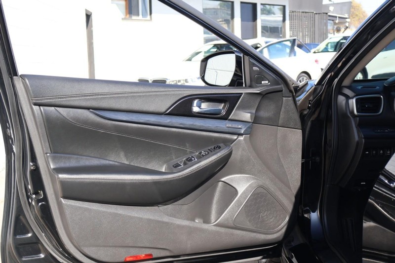 Nissan Maxima Vehicle Full-screen Gallery Image 16