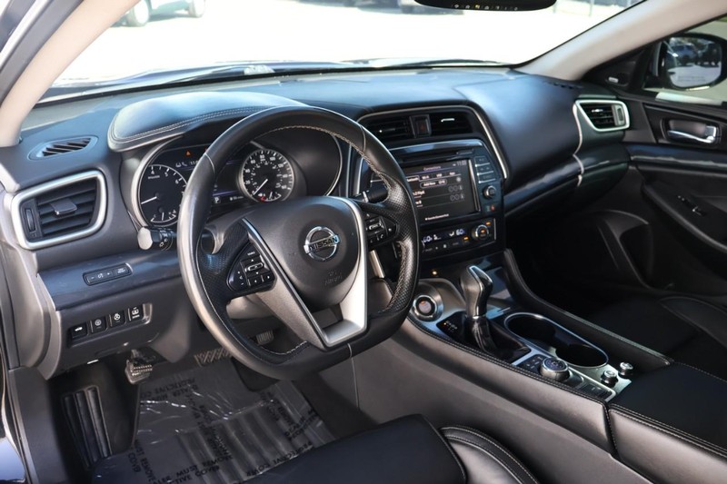 Nissan Maxima Vehicle Full-screen Gallery Image 17
