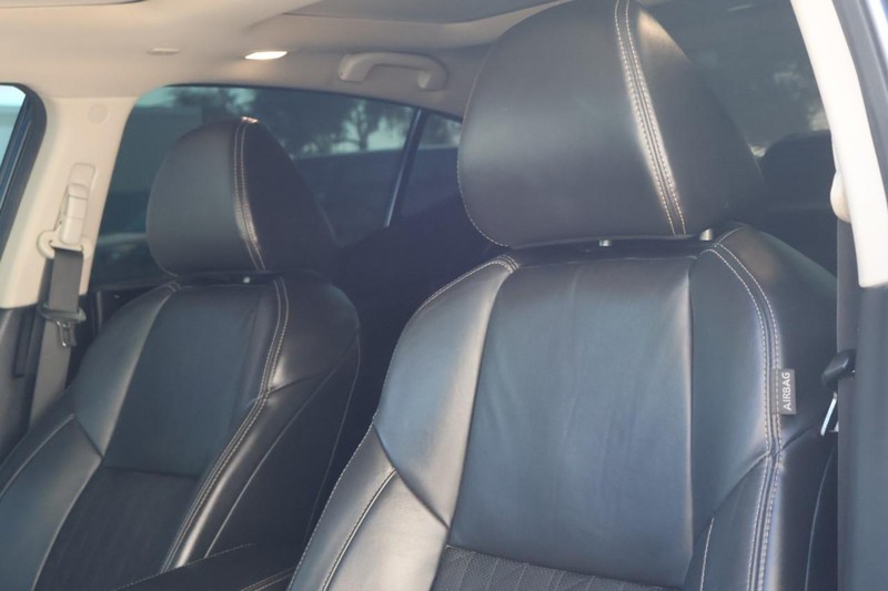 Nissan Maxima Vehicle Full-screen Gallery Image 20