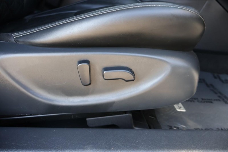 Nissan Maxima Vehicle Full-screen Gallery Image 22