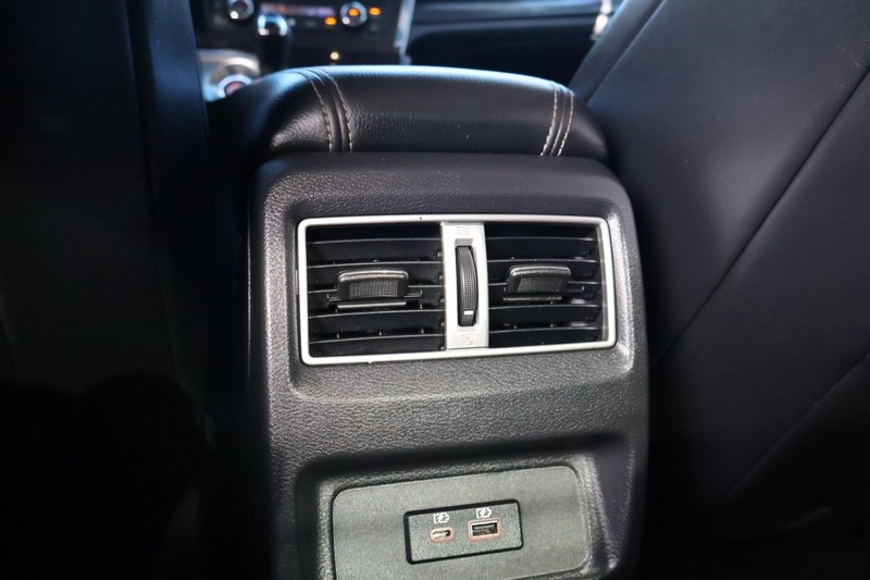 Nissan Maxima Vehicle Full-screen Gallery Image 24