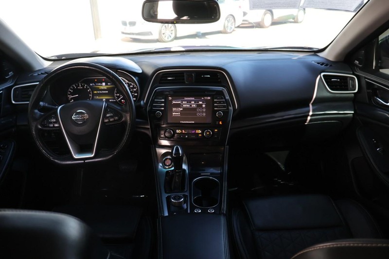 Nissan Maxima Vehicle Full-screen Gallery Image 25