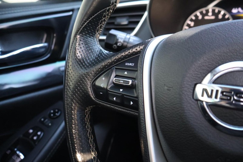 Nissan Maxima Vehicle Full-screen Gallery Image 28