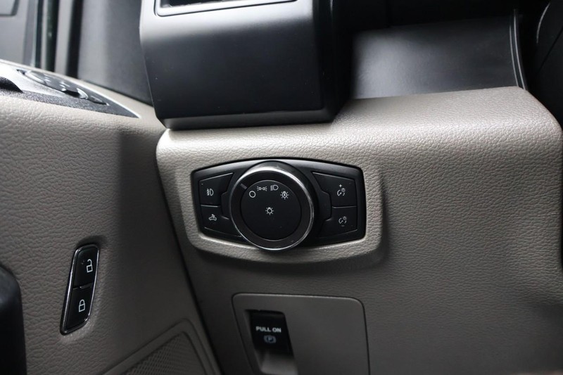 Ford F-150 Vehicle Full-screen Gallery Image 30