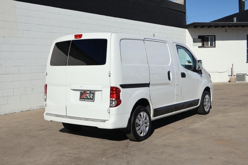 Nissan NV200 Vehicle Full-screen Gallery Image 05
