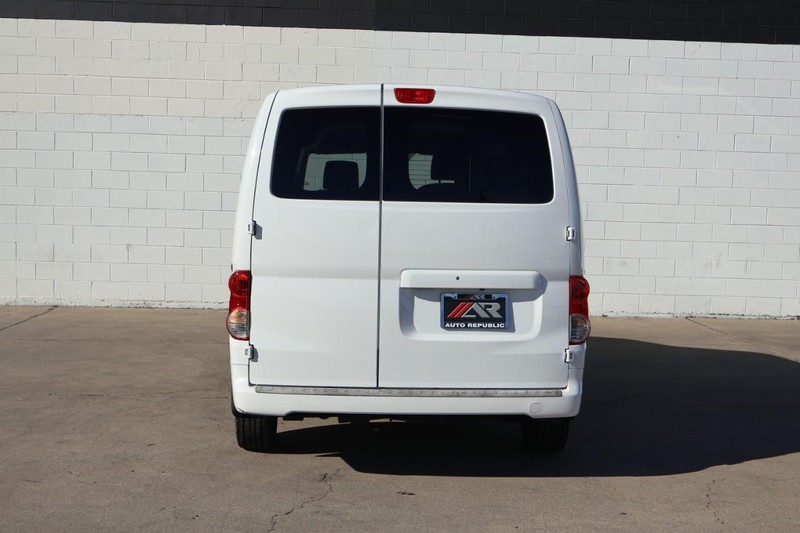 Nissan NV200 Vehicle Full-screen Gallery Image 06