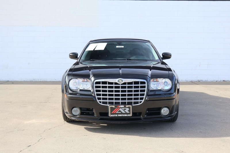 Chrysler 300 Vehicle Full-screen Gallery Image 02