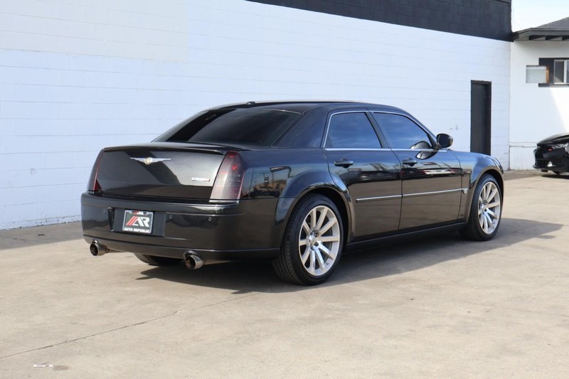 Chrysler 300 Vehicle Full-screen Gallery Image 05