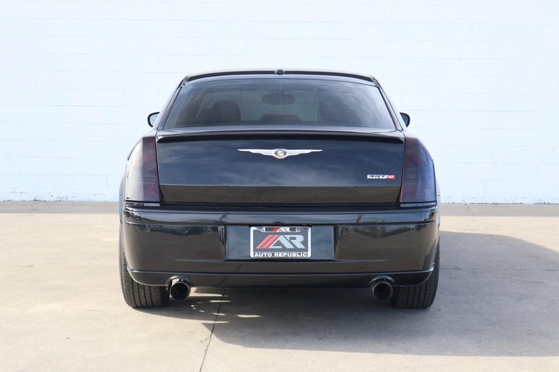 Chrysler 300 Vehicle Full-screen Gallery Image 06