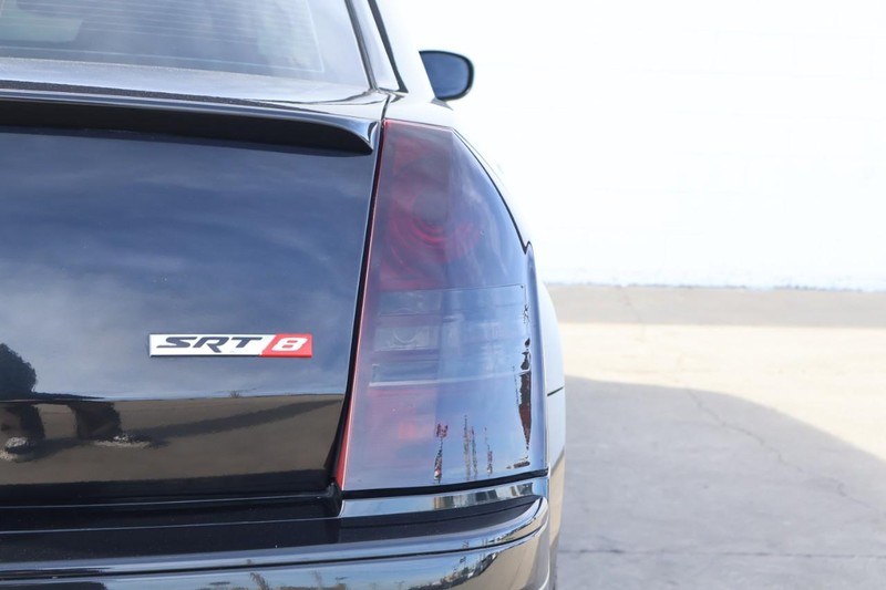 Chrysler 300 Vehicle Full-screen Gallery Image 07