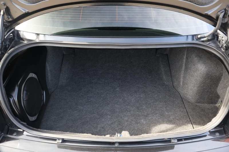 Chrysler 300 Vehicle Full-screen Gallery Image 08