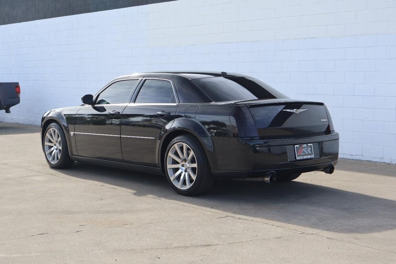 Chrysler 300 Vehicle Full-screen Gallery Image 09