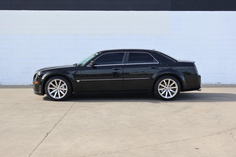 Chrysler 300 Vehicle Full-screen Gallery Image 10