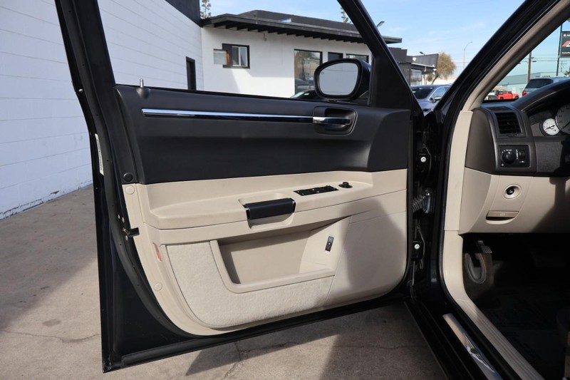 Chrysler 300 Vehicle Full-screen Gallery Image 14