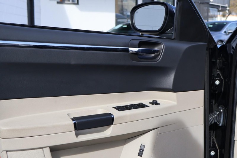 Chrysler 300 Vehicle Full-screen Gallery Image 15